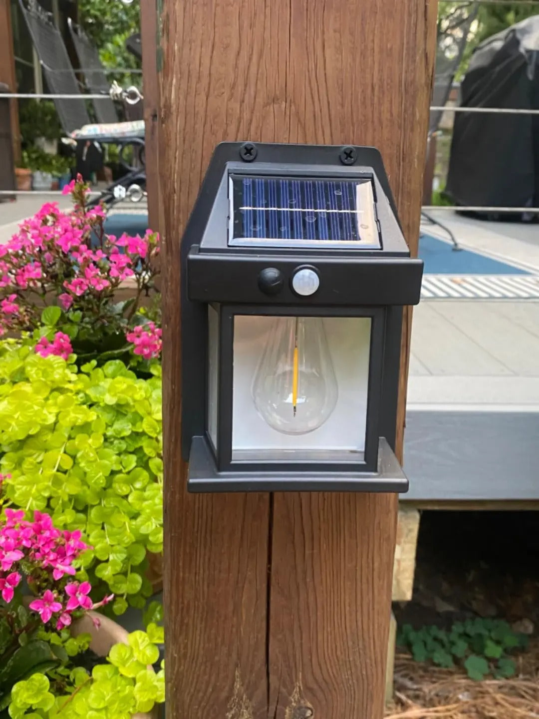 SolarGuard Aura™ – Applique Murale Solaire Intelligente